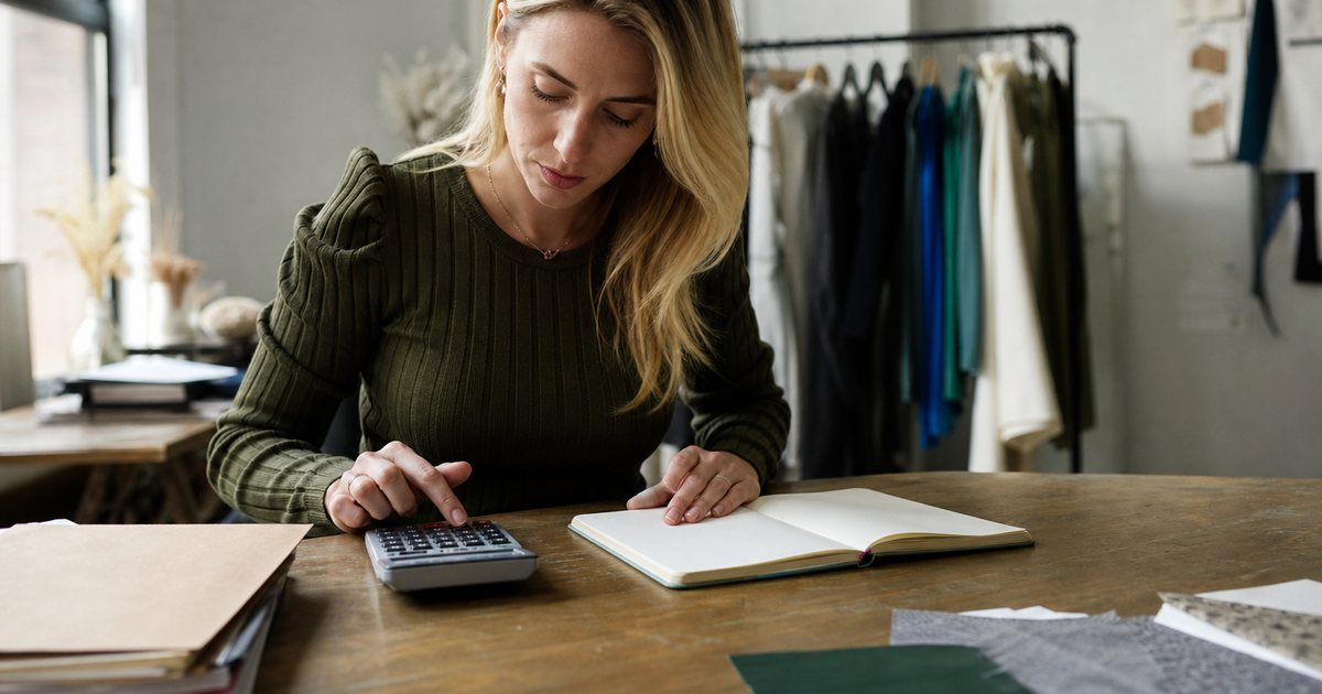 Why should a studio owner always know how many class credits are still outstanding at any time?